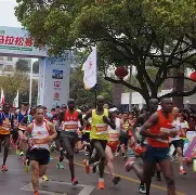 马拉松夜战：岭北银狐队翻盘西城猎隼队，临门一脚致胜赛场纪律更严谨